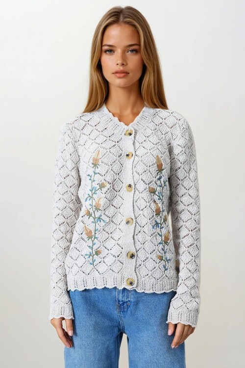 Ekru Ajurlu Çiçek Nakışlı Düğmeli Triko Hırka