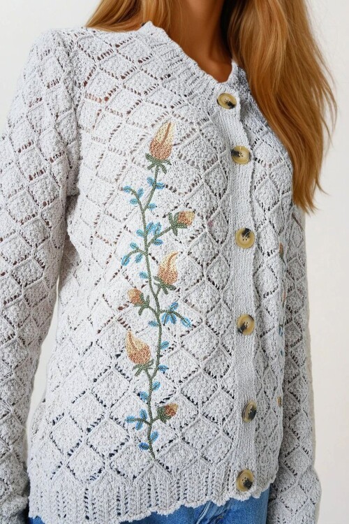 Ekru Ajurlu Çiçek Nakışlı Düğmeli Triko Hırka