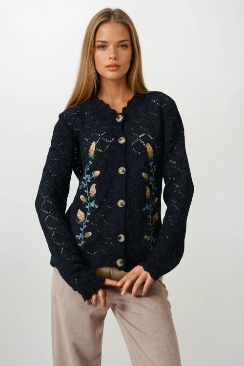 Siyah Ajurlu Çiçek Nakışlı Düğmeli Triko Hırka