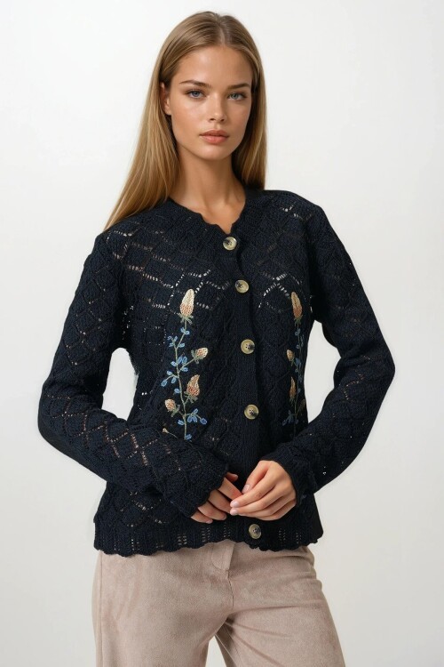 Siyah Ajurlu Çiçek Nakışlı Düğmeli Triko Hırka