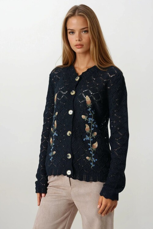 Siyah Ajurlu Çiçek Nakışlı Düğmeli Triko Hırka