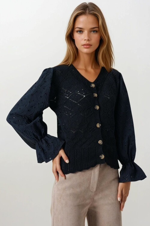 Siyah Ajurlu Triko Brode Kol Düğmeli Hırka