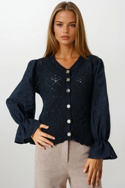 Siyah Ajurlu Triko Brode Kol Düğmeli Hırka