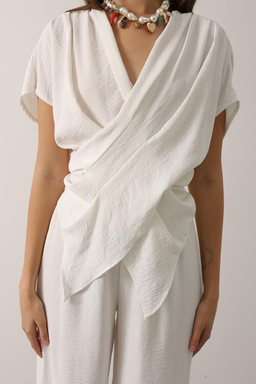 Beyaz Asimetrik Kesim Bluz Ve Beli Lastikli Pantolon Takım