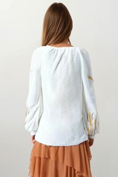 Beyaz Başak Nakışlı Bağcıklı Püskül Detaylı Bohem Bluz
