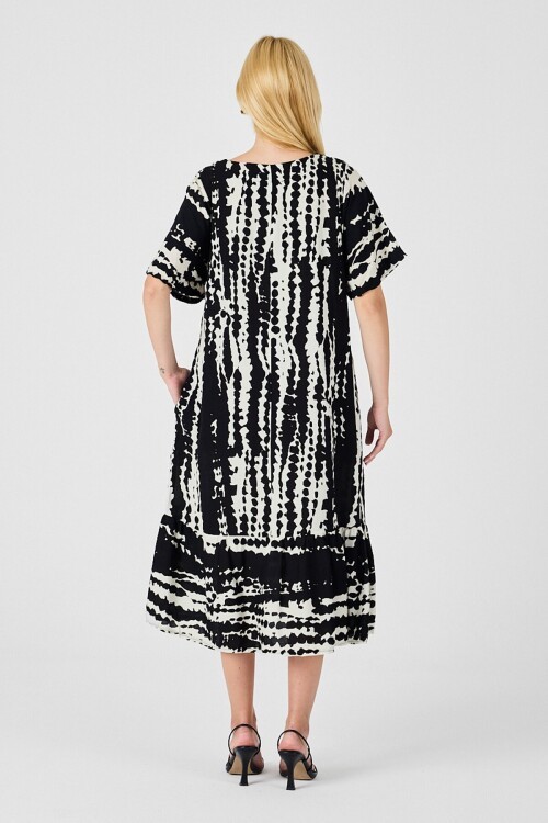 Siyah Batik Desenli V Yaka Eteği Volanlı Oversize Elbise