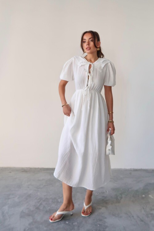 Beyaz Bebe Yaka Bağlamalı Astarlı Uzun Müslin Elbise