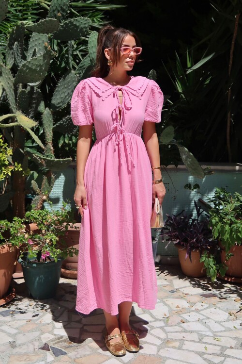 Pembe Bebe Yaka Bağlamalı Astarlı Uzun Müslin Elbise