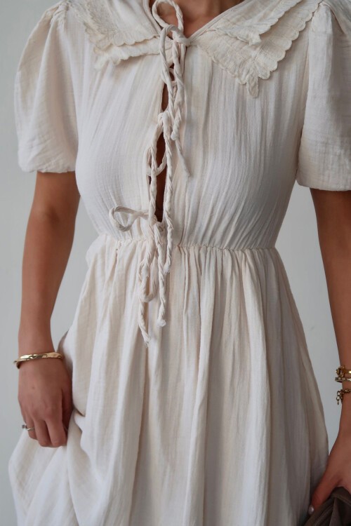 Krem Bebe Yaka Bağlamalı Astarlı Uzun Müslin Elbise