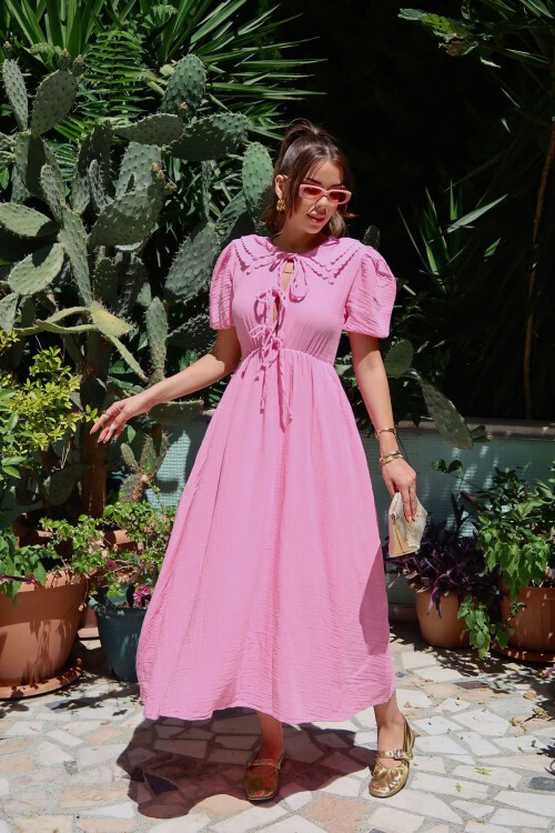 Pembe Bebe Yaka Bağlamalı Astarlı Uzun Müslin Elbise