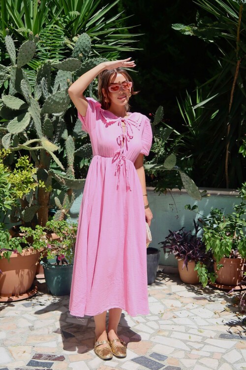 Pembe Bebe Yaka Bağlamalı Astarlı Uzun Müslin Elbise