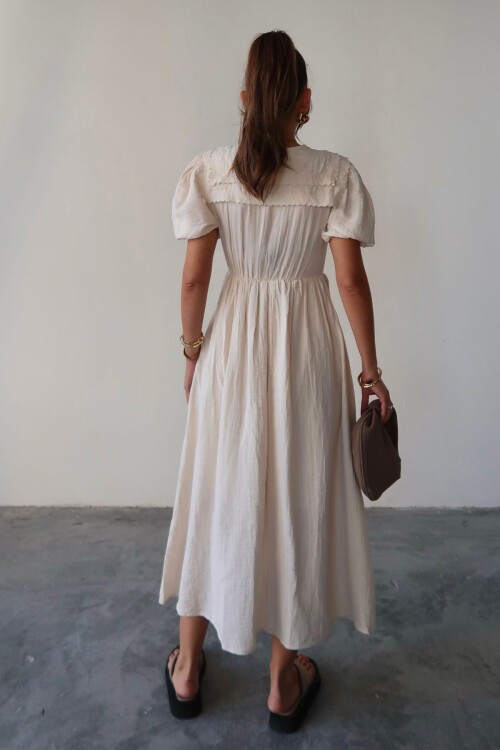 Krem Bebe Yaka Bağlamalı Astarlı Uzun Müslin Elbise