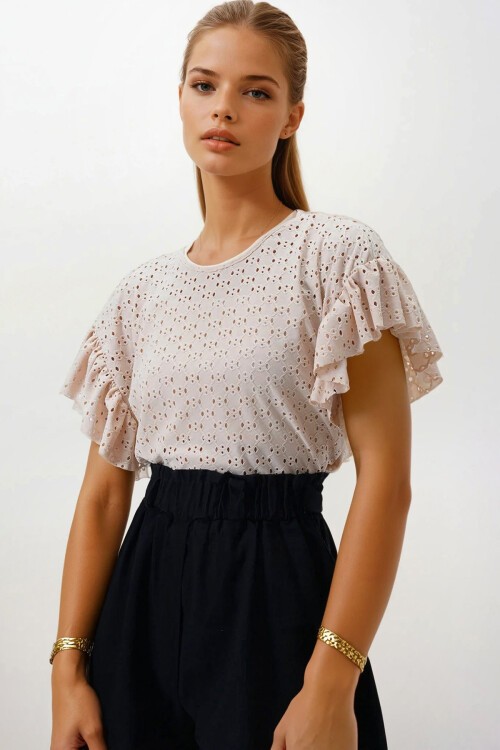 Bej Bisiklet Yaka Delik Ajurlu Kolları Fırfırlı Örme Bluz