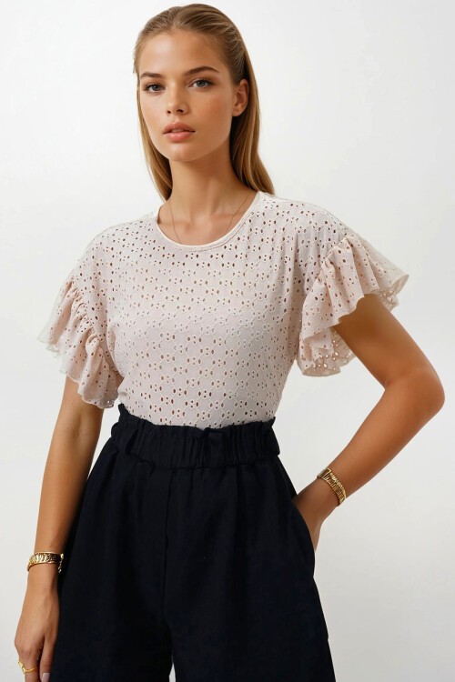 Bej Bisiklet Yaka Delik Ajurlu Kolları Fırfırlı Örme Bluz