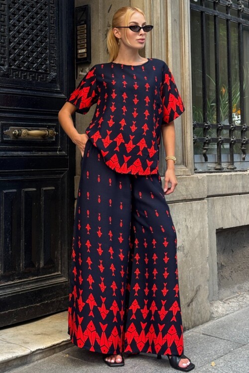 Kırmızı Bisiklet Yaka Desenli Bluz Ve Pantolon Takım