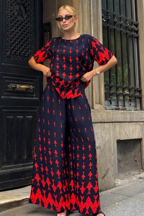 Kırmızı Bisiklet Yaka Desenli Bluz Ve Pantolon Takım