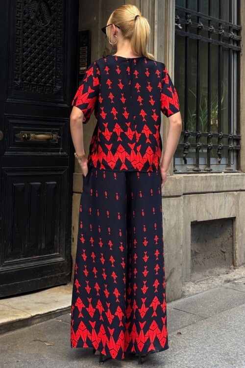 Kırmızı Bisiklet Yaka Desenli Bluz Ve Pantolon Takım