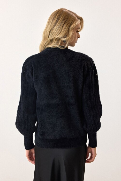 Siyah Bisiklet Yaka İncili Triko Kazak