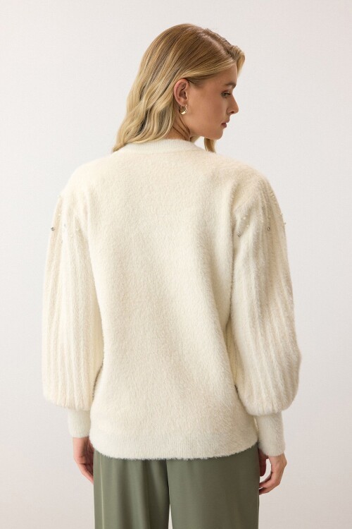 Krem Bisiklet Yaka İncili Triko Kazak