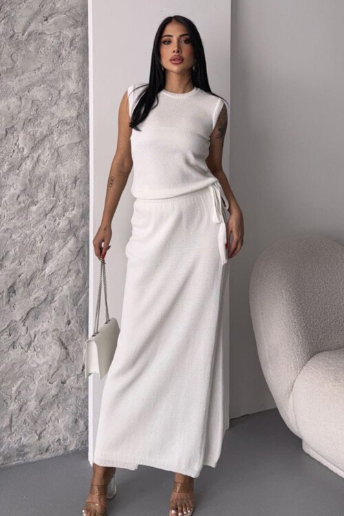 Beyaz Bisiklet Yaka Kolsuz BLuz Ve Etek Pantolon Triko Takım