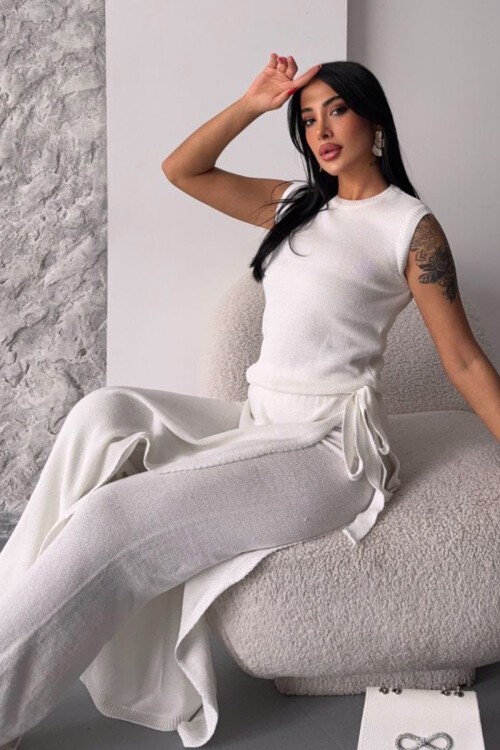 Beyaz Bisiklet Yaka Kolsuz BLuz Ve Etek Pantolon Triko Takım