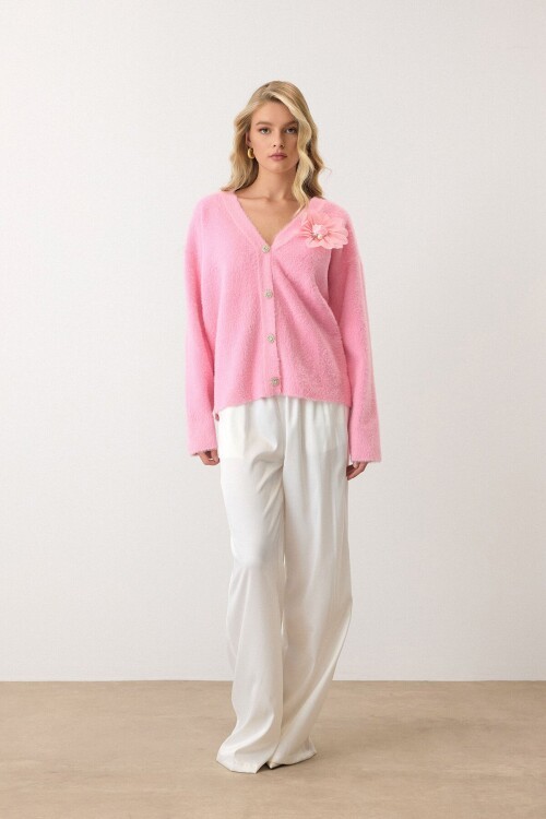 Pembe Çiçek Aksesuarlı Düğme Kapamalı Derin V Yaka Hırka