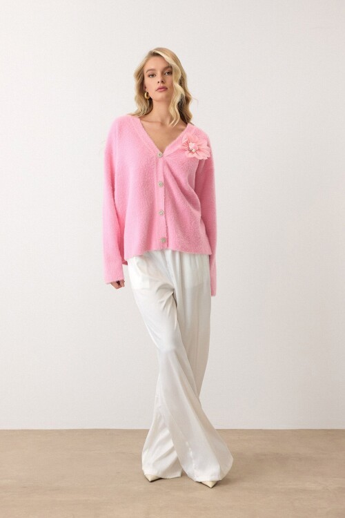 Pembe Çiçek Aksesuarlı Düğme Kapamalı Derin V Yaka Hırka