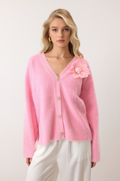 Pembe Çiçek Aksesuarlı Düğme Kapamalı Derin V Yaka Hırka