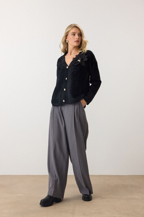 Siyah Çiçek Aksesuarlı Düğme Kapamalı Derin V Yaka Hırka