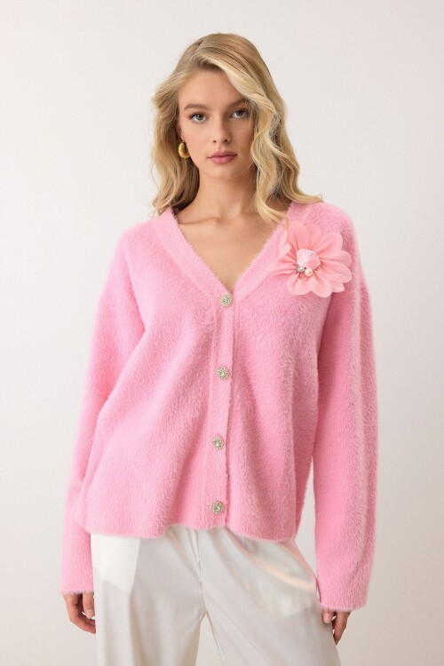 Pembe Çiçek Aksesuarlı Düğme Kapamalı Derin V Yaka Hırka