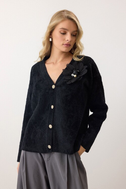 Siyah Çiçek Aksesuarlı Düğme Kapamalı Derin V Yaka Hırka