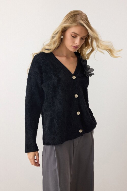 Siyah Çiçek Aksesuarlı Düğme Kapamalı Derin V Yaka Hırka