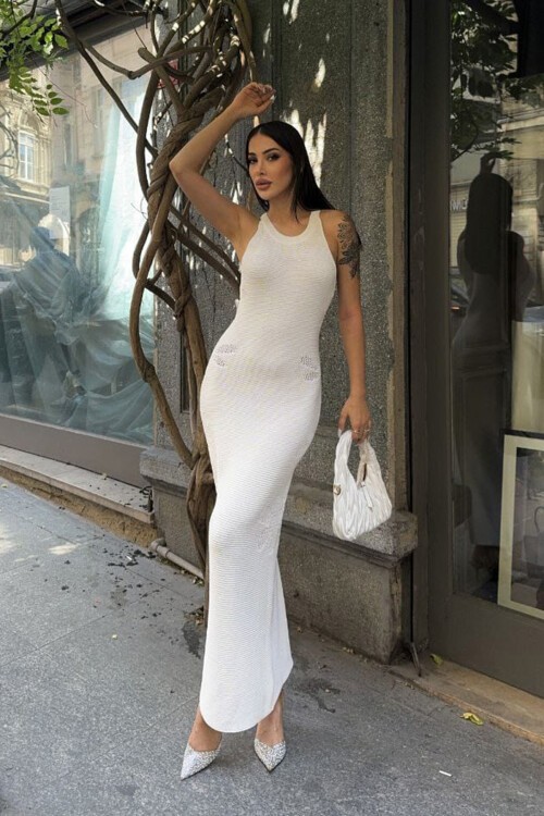 Beyaz Çiçek Detaylı Askılı Maxi Boy Triko Elbise