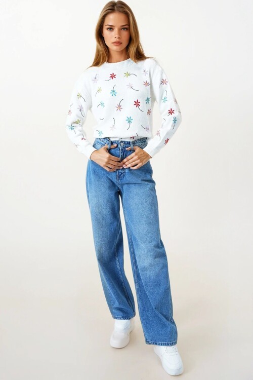 Ekru Çiçek İşlemeli Dik Yaka Triko Kazak