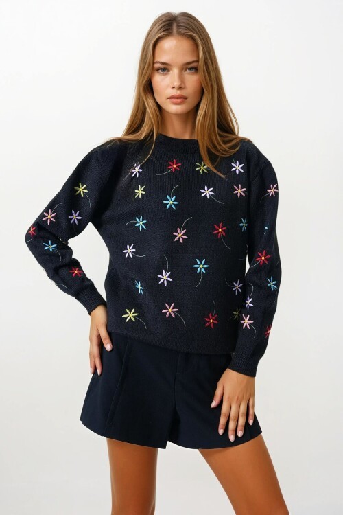 Siyah Çiçek İşlemeli Dik Yaka Triko Kazak