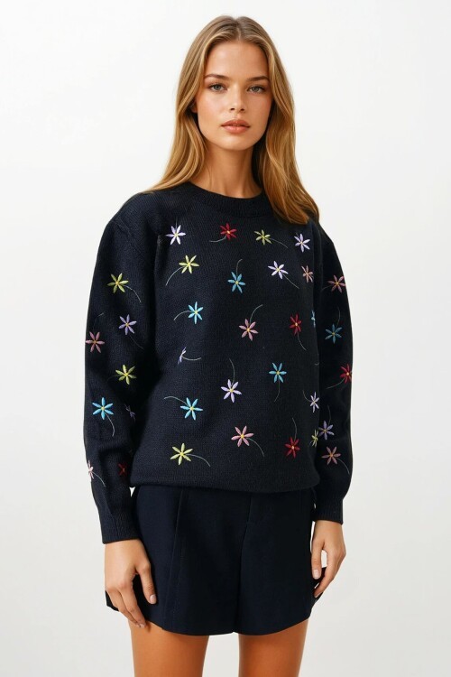 Siyah Çiçek İşlemeli Dik Yaka Triko Kazak