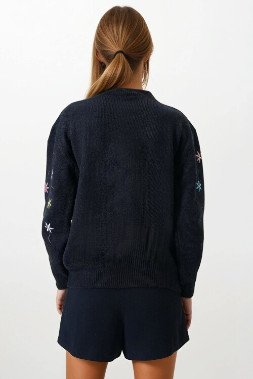 Siyah Çiçek İşlemeli Dik Yaka Triko Kazak