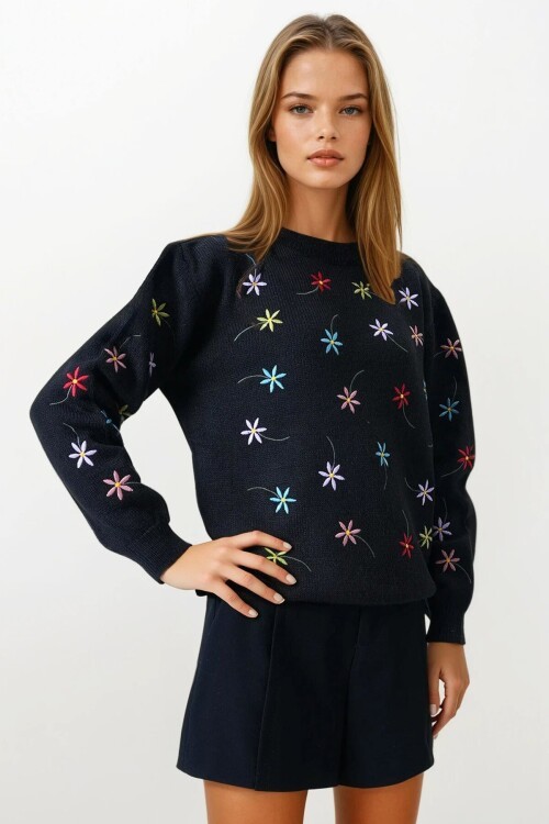 Siyah Çiçek İşlemeli Dik Yaka Triko Kazak