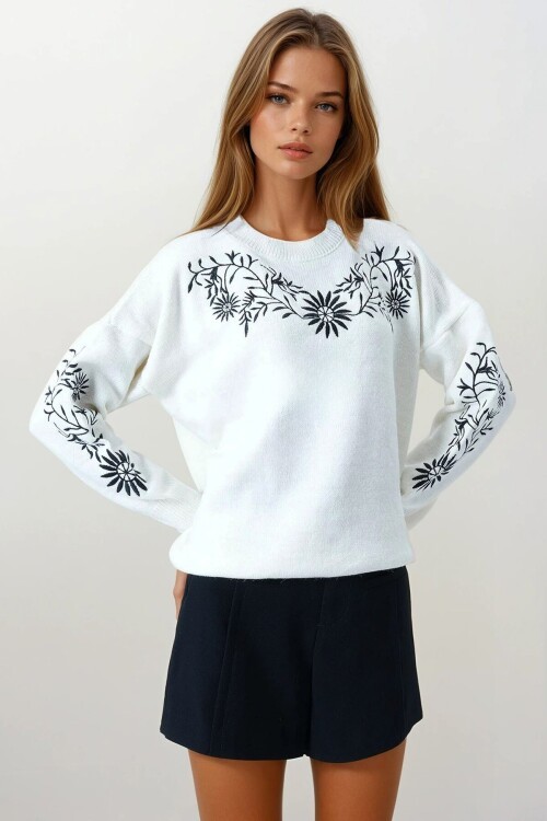 Ekru Çiçek Nakışlı Bisiklet Yaka Triko Kazak