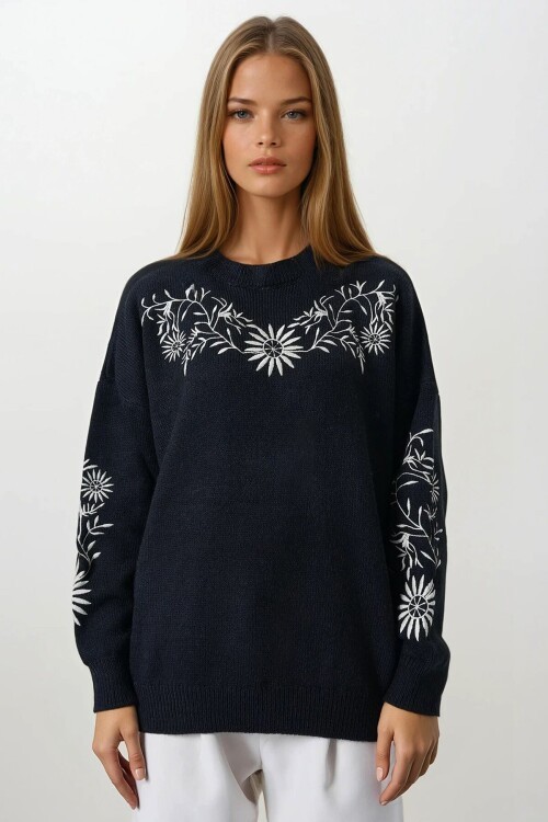 Siyah Çiçek Nakışlı Bisiklet Yaka Triko Kazak