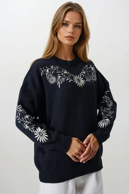 Siyah Çiçek Nakışlı Bisiklet Yaka Triko Kazak