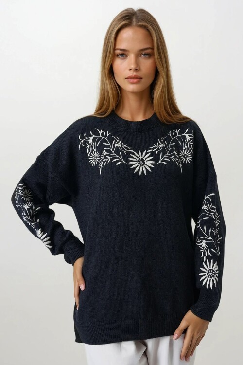 Siyah Çiçek Nakışlı Bisiklet Yaka Triko Kazak