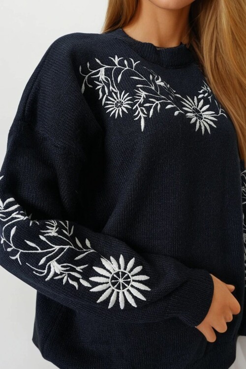 Siyah Çiçek Nakışlı Bisiklet Yaka Triko Kazak