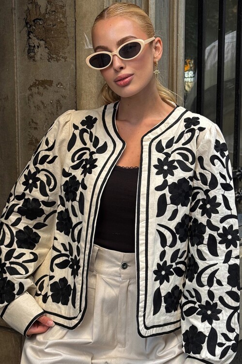Ekru Çiçek Nakışlı İçi Astarlı Ceket