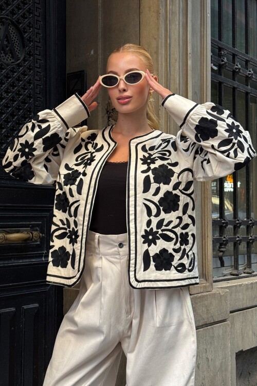 Ekru Çiçek Nakışlı İçi Astarlı Ceket