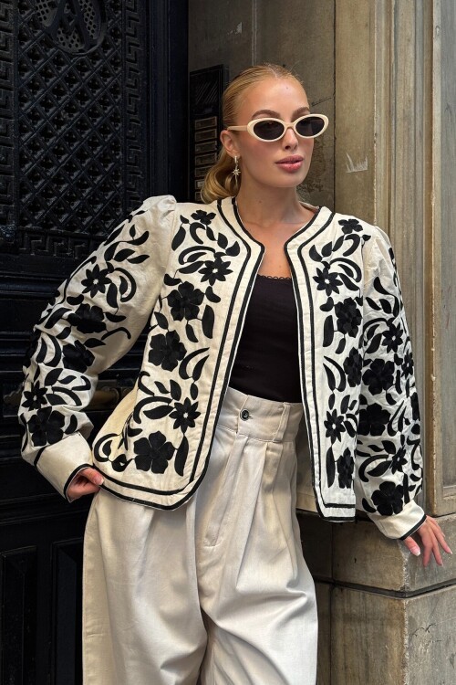 Ekru Çiçek Nakışlı İçi Astarlı Ceket