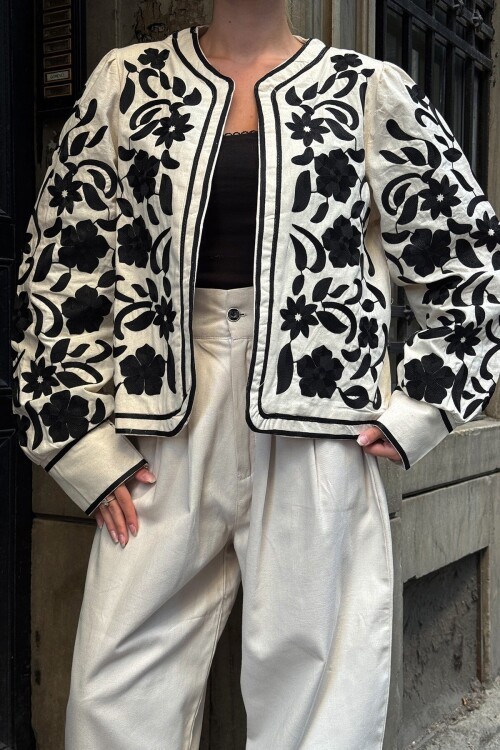 Ekru Çiçek Nakışlı İçi Astarlı Ceket