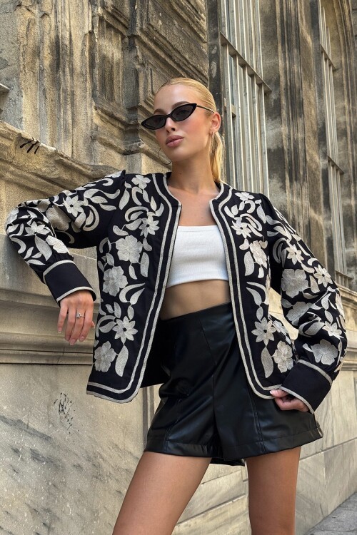 Siyah Çiçek Nakışlı İçi Astarlı Ceket