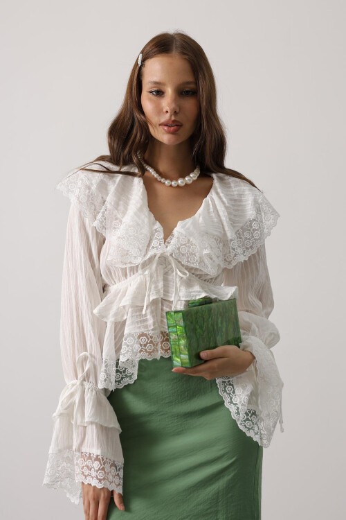 Beyaz Dantelli Fırfırlı Bohem Bluz