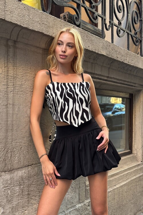 Siyah-Beyaz Desenli İnce Askılı Omuz Bağcıklı Sırt Kurdeleli Bluz